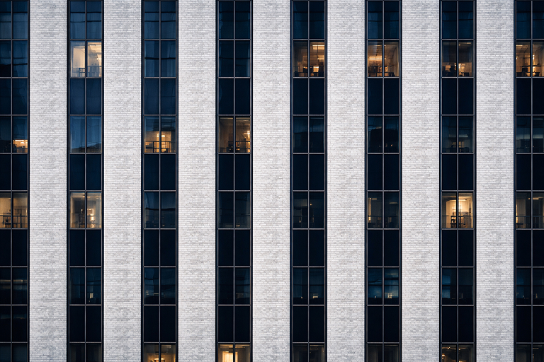 석조 마감의 권위감이 있는 빌딩 면을 촬영한 사진